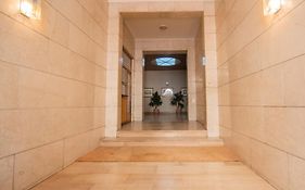 Leoncino Apartment